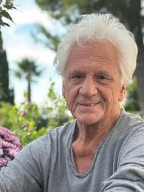 EXCLU La nouvelle vie de Gérard Lenorman et sa femme dans une belle maison près de Sanary-sur-Mer : le chanteur "bien acclimaté au territoire"