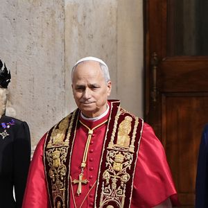 Le roi Charles III et son épouse se sont rendus au Vatican.

Le roi Charles III d'Angleterre et Camilla Parker Bowles, reine consort d'Angleterre, quittent le pape Léon XIV après avoir assisté au service œcuménique dans la chapelle Sixtine au Vatican. Photo par PA Photo/ Bestimage