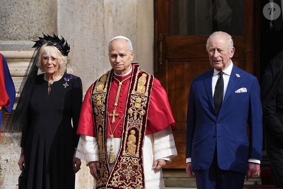 Le roi Charles III et son épouse se sont rendus au Vatican.

Le roi Charles III d'Angleterre et Camilla Parker Bowles, reine consort d'Angleterre, quittent le pape Léon XIV après avoir assisté au service œcuménique dans la chapelle Sixtine au Vatican. Photo par PA Photo/ Bestimage