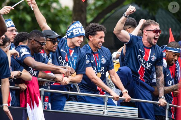 Marquinhos Arnau Tenas Joao Neves
Bradley Barcola Ousmane Dembele - Les joueurs du PSG paradent sur les Champs-Elysées après leur victoire historique (5-0) en finale de la Ligue Des Champions 2025. Paris, le 1er juin 2025.
© Baptiste Autissier / PsnewZ / Bestimage