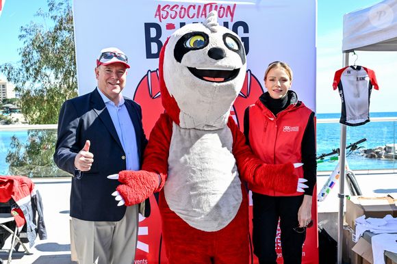 Ce dimanche 23 mars 2025, Albert et Charlene de Monaco se sont rendu au Road Safety Day, un événement de sensibilisation à la sécurité routière à vélo. 

Le prince Albert II de Monaco et la princesse Charlene ont participé à la Road Safety Day, une journée de sensibilisation et de sport pour toute la famille dédié à la sécurité routière à vélo et à l'initiation des jeunes au sport, à Monaco organisée par la Fondation Princesse Charlene, le 23 mars 2025.  © Bruno Bebert/Bestimage
