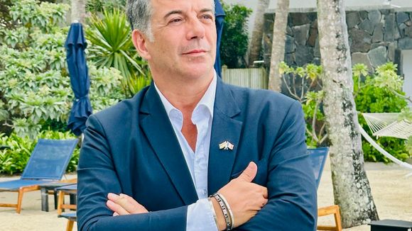 EXCLU En voyage professionnel sur une île paradisiaque, Stéphane Plaza vit un rendez-vous en tête à tête pour le moins étonnant