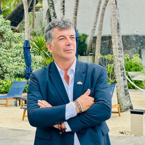 Lors d’un séjour professionnel à l’île Maurice, Stéphane Plaza a eu l’occasion inattendue de rencontrer le président Emmanuel Macron. 

Exclusif - Stéphane Plaza, en voyage d'affaire pour trouver de nouveaux franchisés à Île Maurice, a reçu une invitation du président Emmanuel Macron à l'occasion de l'inauguration du nouveau site de l'Ambassade de France à Maurice à l'immeuble "The Workplace", Moka-Telfair. © Bestimage