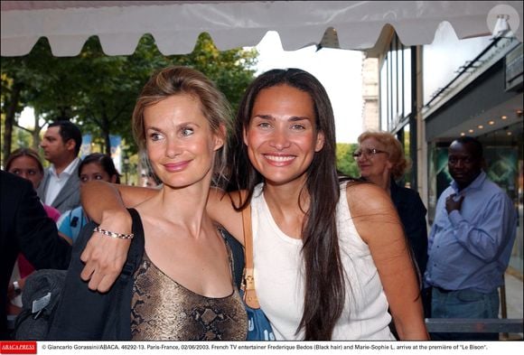 Frédérique Bedos (cheveux noirs) et Marie-Sophie L. arrivent à la première du "Bison". Le 2 juin 2003. © Giancarlo Gorassini/ABACA