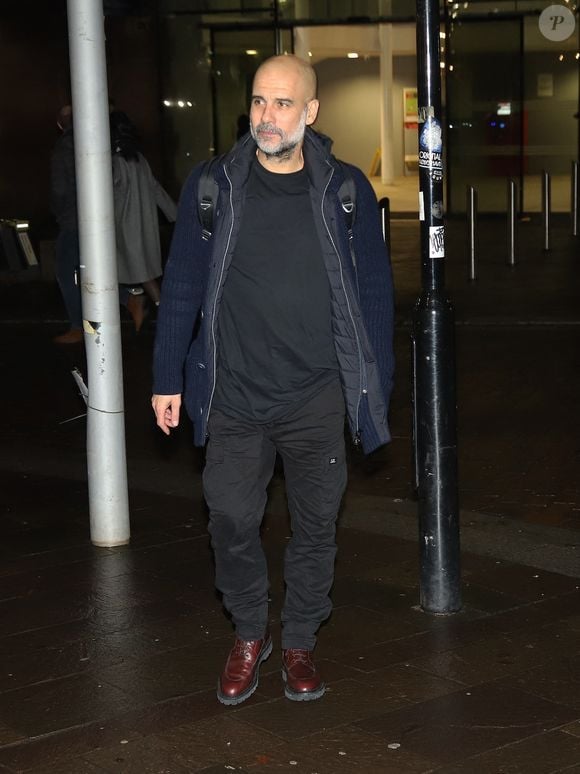 Pep Guardiola dans les rues de Manchester.