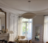 Une grande suspension comme celle qui trône dans le salon des Kretz se trouve sur Amazon par exemple.

Valentin Kretz partage une photo de son salon parisien.