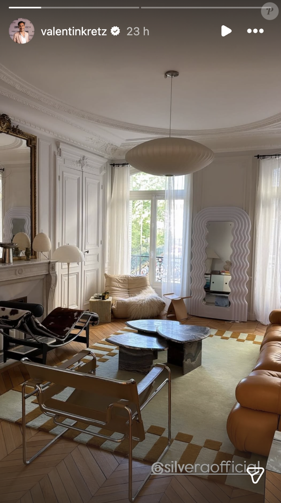 Une grande suspension comme celle qui trône dans le salon des Kretz se trouve sur Amazon par exemple.

Valentin Kretz partage une photo de son salon parisien.