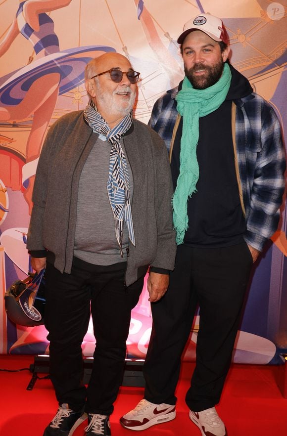 Gérard Jugnot et son fils Arthur Jugnot au photocall de la générale du spectacle "Tempo" du Cirque d'Hiver Bouglione à Paris, France, le 18 octobre 2025. © Coadic Guirec/Bestimage