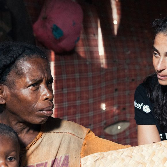 Tatiana Silva est en mission pour l'Unicef dans le sud de Madagascar en Avril 2023. Commune rurale d’Andranobory, Tatiana a été invité dans la famille du petit Holongo âgé de 18 mois dans les bras de sa maman © Arnaud Juherian / Unicef via Bestimage