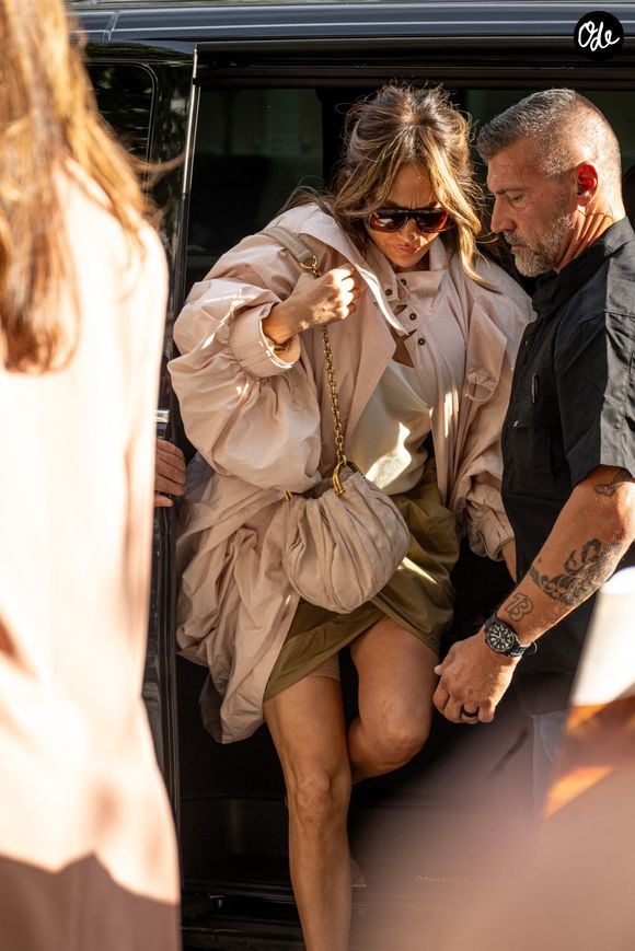Jennifer Lopez arrive à l'hôtel La Réserve Paris à Paris pendant la Paris Fashion Week Haute Couture 2026.

Backgrid UK/ Bestimage