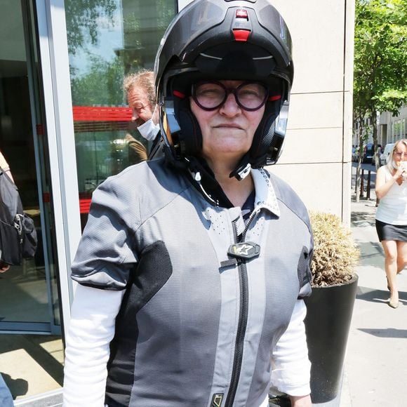 Christine Bravo quitte les studios de RTL à Paris, France, le 10 juin 2021. © Panoramic/Bestimage