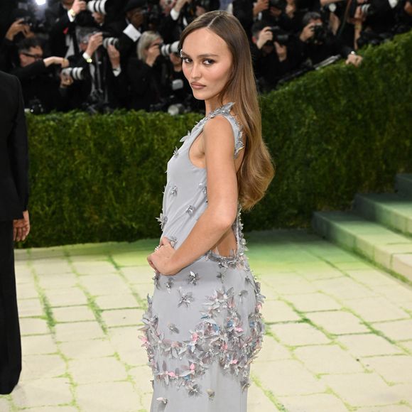 Lily-Rose Depp au Met Gala 2026 célébrant l'ouverture de l'exposition "Costume Art" qui s'est tenu le 4 mai 2026 au Metropolitan Museum of Art à New York.  |Photocall du "MET Gala 2025" au Metropolitan Museum of Art à New York. STARMAX / BESTIMAGE