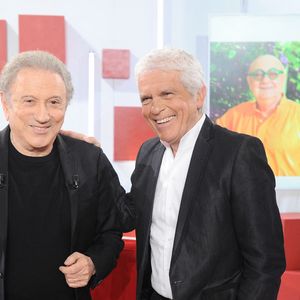 Exclusif - Michel Drucker et Claude Serillon lors de l'enregistrement de l'émission Vivement dimanche au studio Rive gauche, présentée par M.Drucker, diffusée sur France 3 le 17 mai 2026, à Paris, France, le 21 avril 2026. © Guillaume Gaffiot/Bestimage