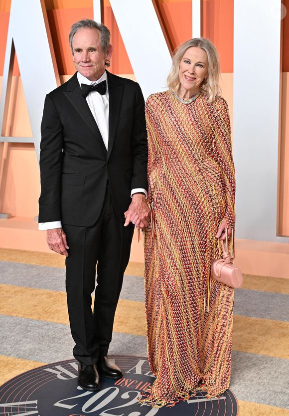 Elle avait rencontré son époux, le chef décorateur Bo Welch, sur le tournage de "Beetlejuice"

Bo Welch et Catherine O'Hara arrivent à la soirée des Oscars Vanity Fair qui se tient au Wallis Annenberg Center for the Performing Arts le 2 mars 2025 à Beverly Hills, CA, USA. Photo par Lisa OConnor/AFF-USA.com/ABACAPRESS.COM