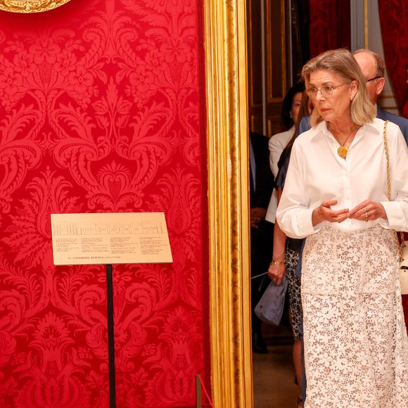Visite de l’exposition « Le mariage du siècle » par S.A.S. le prince Albert II de Monaco, S.A.R. La princesse Caroline de Hanovre, S.A.S. la princesse Alexandra de Hanovre et les commissaires Thomas Fouilleron et Vincent Vatrican au palais princier de Monaco, le 17 juin 2026. © Jean-Charles Vinaj/Pool Monaco/Bestimage