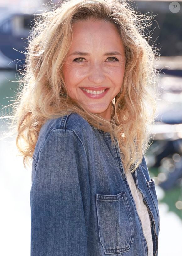 Un trait de caractère qui ressemble à celui de sa mère comme elle l'a confié à "Télé Poche" : "Ce qui les rapproche, c’est que ma mère n’avait pas besoin d’en rajouter 

Hélène de Fougerolles de la série Sam
La 25e édition du Festival de la fiction télé de La Rochelle, vendredi 15 septembre 2023. © Christophe Aubert via Bestimage