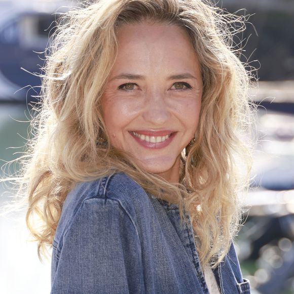 Un trait de caractère qui ressemble à celui de sa mère comme elle l'a confié à "Télé Poche" : "Ce qui les rapproche, c’est que ma mère n’avait pas besoin d’en rajouter 

Hélène de Fougerolles de la série Sam
La 25e édition du Festival de la fiction télé de La Rochelle, vendredi 15 septembre 2023. © Christophe Aubert via Bestimage