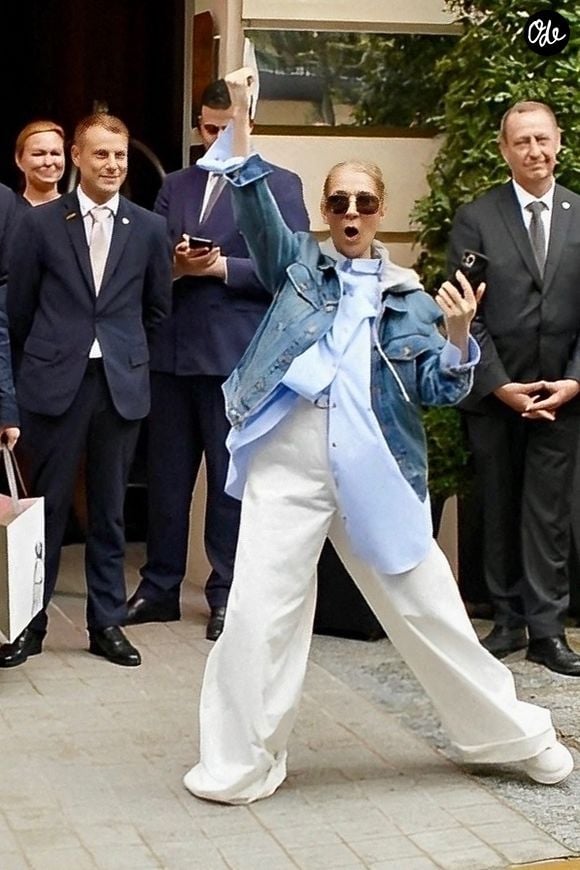 Elle séjournera plusieurs semaines dans la capitale avec ses trois fils.

Céline Dion à Paris à la sortie de son hôtel à quelques jours de la cérémonie d'ouverture des JO de Paris 2024 en juillet.

Backgrid USA / Bestimage