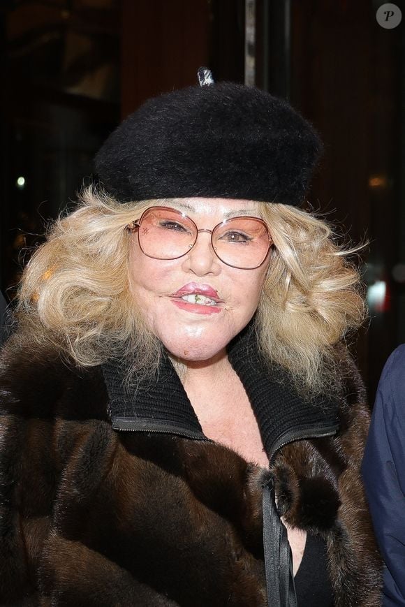 Jocelyne (Jocelyn) Wildenstein avec un morceau de salade entre les dents - Paris, FRANCE  - Jocelyne (Jocelyn) Wildenstein steps out following a business lunch with Lloyd Klein and their lawyer at the Royal Monceau in Paris. The trio appeared to be in discussions before parting ways.



Pictured: Jocelyne (Jocelyn) Wildenstein