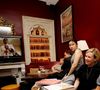 “Enfant, ma grand-tante m’a beaucoup parlé de sa vie en Indochine”, ajoute Hélène Darroze

Exclusif - Hélène Darroze et ses filles Charlotte et Quitterie ont suivi la finale de l'émission "Top Chef" depuis son restaurant La Joia à Paris, où elle avait installé une télévision. A sa grande joie, c'est son élève, Mohamed Cheikh, qui a remporté la finale. Pour la deuxième année consécutive, la cheffe Hélène Darroze et un de ses poulains gagnent le concours culinaire de M6. Le 9 juin 2021
© Dominique Jacovides / Bestimage