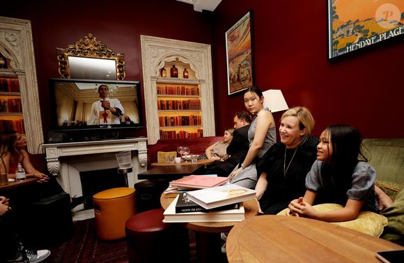 “Enfant, ma grand-tante m’a beaucoup parlé de sa vie en Indochine”, ajoute Hélène Darroze

Exclusif - Hélène Darroze et ses filles Charlotte et Quitterie ont suivi la finale de l'émission "Top Chef" depuis son restaurant La Joia à Paris, où elle avait installé une télévision. A sa grande joie, c'est son élève, Mohamed Cheikh, qui a remporté la finale. Pour la deuxième année consécutive, la cheffe Hélène Darroze et un de ses poulains gagnent le concours culinaire de M6. Le 9 juin 2021
© Dominique Jacovides / Bestimage