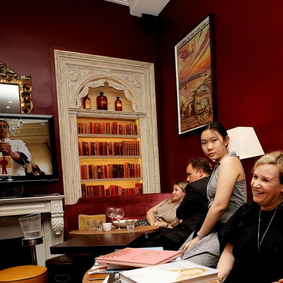 “Enfant, ma grand-tante m’a beaucoup parlé de sa vie en Indochine”, ajoute Hélène Darroze

Exclusif - Hélène Darroze et ses filles Charlotte et Quitterie ont suivi la finale de l'émission "Top Chef" depuis son restaurant La Joia à Paris, où elle avait installé une télévision. A sa grande joie, c'est son élève, Mohamed Cheikh, qui a remporté la finale. Pour la deuxième année consécutive, la cheffe Hélène Darroze et un de ses poulains gagnent le concours culinaire de M6. Le 9 juin 2021
© Dominique Jacovides / Bestimage