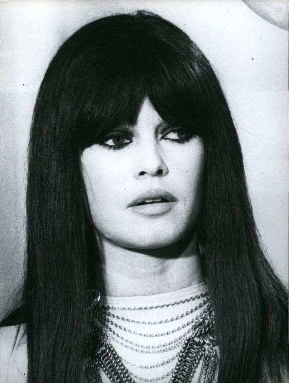 Brigitte Bardot portant une perruque noire dans le film de Serge Gainsbourg, héroïne de bande dessinée, le 12 décembre 1967. Crédit photo : © Keystone Press Agency/ZUMA Press Wire.