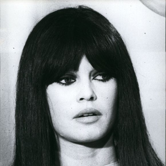 Brigitte Bardot portant une perruque noire dans le film de Serge Gainsbourg, héroïne de bande dessinée, le 12 décembre 1967. Crédit photo : © Keystone Press Agency/ZUMA Press Wire.