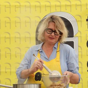 Luana Belmondo et son fils A.Belmondo font la cuisine lors du 20ème Festival du Livre gourmand au Théâtre de Périgueux, le 15 novembre 2025. Ils sont venus présenter et dédicacer leur livre, écrit à quatre mains, "La Nostra Pasta, un tour d'Italie en 165 recettes de pâtes" (Ed. Solar).
© Jean-Marc Lhomer / Bestimage
