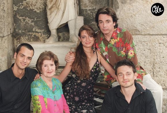 David est aujourd'hui un magicien reconnu

Jean-Michel Jarre en compagnie de sa mère, France Pejot, et de ses trois enfants, Émilie, David et Barnabé, qui ont assisté aux concerts du célèbre musicien français à Athènes, en Grèce, le 20 juin 2001. Photo : Ammar Abd Rabbo/ABACA.