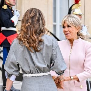 Brigitte Macron et Rania de Jordanie rivalisent d'élégance et de sourires à chacune de leurs rencontres.
Le président français Emmanuel Macron et sa femme, la Première dame Brigitte Macron, reçoivent le roi Abdallah II de Jordanie et la reine Rania de Jordanie au palais présidentiel de l'Élysée à Paris, France. © Christian Liewig/Bestimage