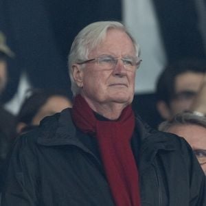 Michel Barnier - Célébrités dans les tribunes du match de Ligue des Champions entre le PSG contre le Bayern de Munich (1-2) au Parc des Princes à Paris le 4 novembre 2025. © Cyril Moreau/Bestimage