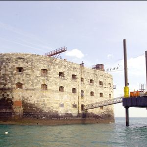 Mais qui le remplacera à l'animation de "Fort Boyart" ? Nos confrères de Télé-Loisirs l'ont interrogé à ce sujet.

L'émission Fort Boyard fête cette année ses 15 ans. Le fort à l'ouverture de la nouvelle saison, le 29 mai 2004. Photo : François-Xavier Lamperti/ABACA.