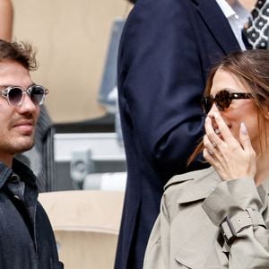 Antoine Dupont et sa compagne Iris Mittenaere en tribunes lors de la finale messieurs des Internationaux de France de Tennis de Roland Garros 2025 (jour 15), à Paris, France, le 8 juin 2025. © Cyril Moreau/Bestimage