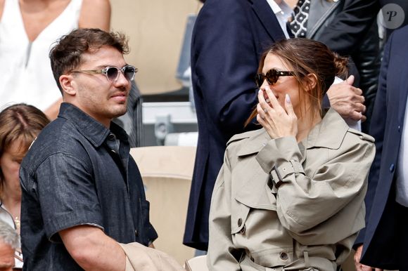 Antoine Dupont et sa compagne Iris Mittenaere en tribunes lors de la finale messieurs des Internationaux de France de Tennis de Roland Garros 2025 (jour 15), à Paris, France, le 8 juin 2025. © Cyril Moreau/Bestimage