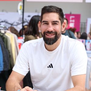 Le couple s'est uni ce samedi 16 mai 2026 lors d'une cérémonie en présence de leurs amis et de leur famille. 

Nikola Karabatic lors du 5ème festival du Livre de Paris au Grand Palais à Paris, France, le 17 avril 2026. Les 17, 18 et 19 avril 2026, le Festival du livre de Paris célébrera les livres et la lecture, sous toutes ses formes, pour tous les publics. © Denis Guignebourg/BestImage