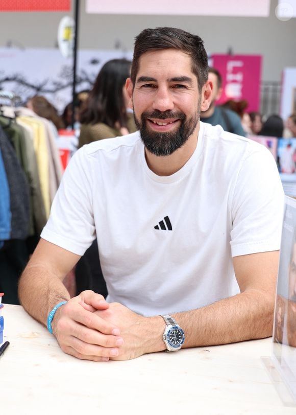 Le couple s'est uni ce samedi 16 mai 2026 lors d'une cérémonie en présence de leurs amis et de leur famille. 

Nikola Karabatic lors du 5ème festival du Livre de Paris au Grand Palais à Paris, France, le 17 avril 2026. Les 17, 18 et 19 avril 2026, le Festival du livre de Paris célébrera les livres et la lecture, sous toutes ses formes, pour tous les publics. © Denis Guignebourg/BestImage