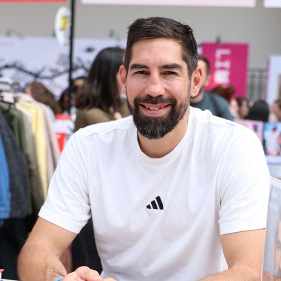 Le couple s'est uni ce samedi 16 mai 2026 lors d'une cérémonie en présence de leurs amis et de leur famille. 

Nikola Karabatic lors du 5ème festival du Livre de Paris au Grand Palais à Paris, France, le 17 avril 2026. Les 17, 18 et 19 avril 2026, le Festival du livre de Paris célébrera les livres et la lecture, sous toutes ses formes, pour tous les publics. © Denis Guignebourg/BestImage
