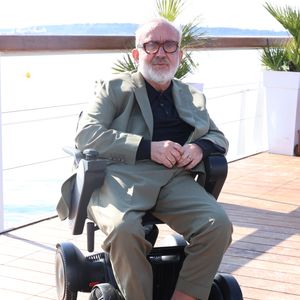 Dominique Farrugia, le producteur de la série - Photocall de la série "Rien ne t'efface" sur la plage du Majestic lors du 8ème festival CanneSeries à Cannes, le 28 avril 2025.
© Denis Guigenbourg / Bestimage