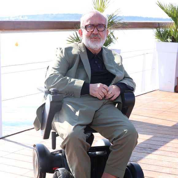 Dominique Farrugia, le producteur de la série - Photocall de la série "Rien ne t'efface" sur la plage du Majestic lors du 8ème festival CanneSeries à Cannes, le 28 avril 2025.
© Denis Guigenbourg / Bestimage