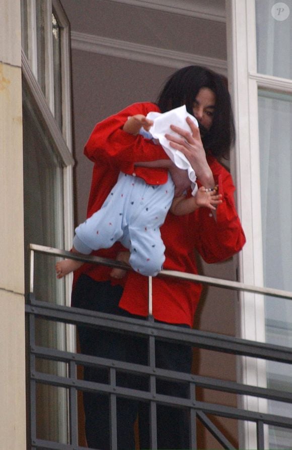Michael Jackson, qui se trouve en Allemagne pour recevoir le Bambi d'or, prix récompensant l'ensemble de sa carrière, s'affiche à la fenêtre de sa luxueuse suite à l'hôtel Adlon, dans le centre de Berlin, en Allemagne, le 19 novembre 2002. Photo par Peter Bischoff/ABACAPRESS.COM