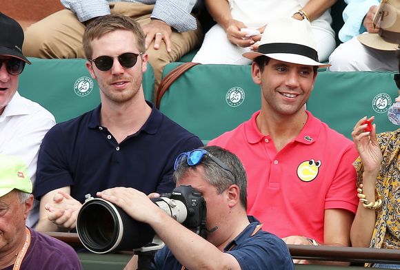 Malgré des périodes difficiles, Mika et Andy Dermanis forment un couple solide et épanoui. 

Le chanteur Mika et son compagnon Andy Dermanis - People dans les tribunes lors de la finale homme des Internationaux de Tennis de Roland-Garros à Paris le 11 juin 2017.
© Dominique Jacovides-Cyril Moreau / Bestimage
