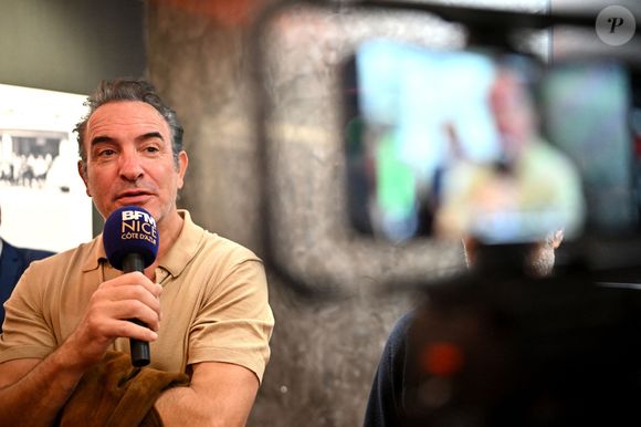 Exclusif - Jean Dujardin, ému, au cinéma Jean Paul Belmondo à Nice, le 7 octobre 2025, où il a rendu hommage à son idole alors qu'il était avec le réalisteur Jan Kounen et l'actrice Marie Josée Croze, pour présenter en avant première, le film L'homme qui retrécit. © Bruno Bebert / Bestimage