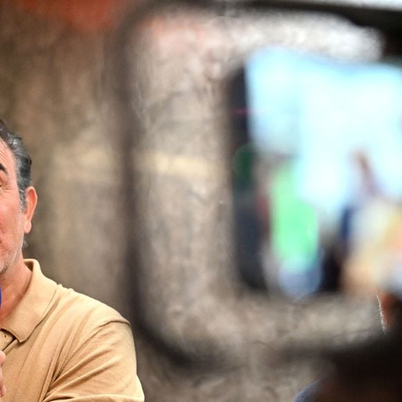 Exclusif - Jean Dujardin, ému, au cinéma Jean Paul Belmondo à Nice, le 7 octobre 2025, où il a rendu hommage à son idole alors qu'il était avec le réalisteur Jan Kounen et l'actrice Marie Josée Croze, pour présenter en avant première, le film L'homme qui retrécit. © Bruno Bebert / Bestimage