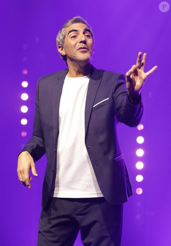 Ary Abittan sur la scène de la Cigale de Paris avec son spectacle "Authentique" le 18, 19, 22 et 23 février 2025. © Coadic Guirec/Bestimage