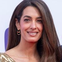 Accompagnée de George Clooney, Amal fait revivre un trésor vintage signé Alexander McQueen, une véritable pièce de collection