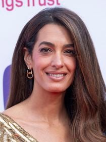 Accompagnée de George Clooney, Amal fait revivre un trésor vintage signé Alexander McQueen, une véritable pièce de collection
