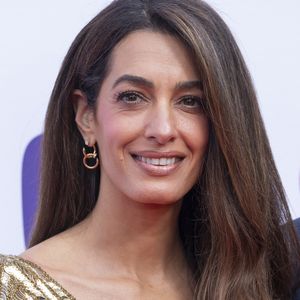 Amal Clooney a fait sensation à Londres lors des 50 ans du King’s Trust de Charles III.

Amal CLonney assiste à A King's Trust Celebration, une soirée spéciale au Royal Albert Hall célébrant le 50e anniversaire du King's Trust. Photo par GOFF  / BESTIMAGE