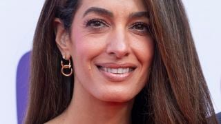 Accompagnée de George Clooney, Amal fait revivre un trésor vintage signé Alexander McQueen, une véritable pièce de collection