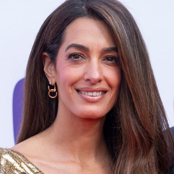 Accompagnée de George Clooney, Amal fait revivre un trésor vintage signé Alexander McQueen, une véritable pièce de collection